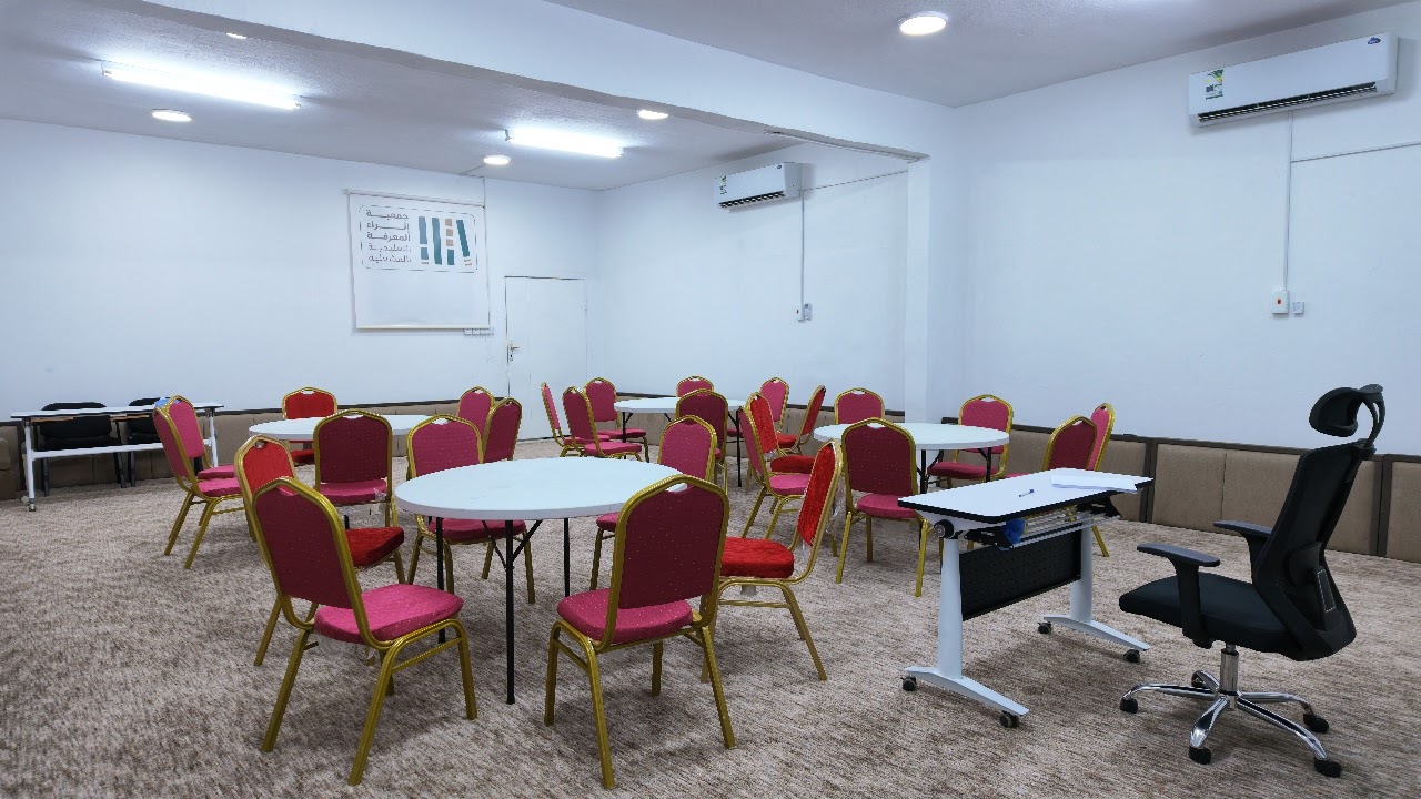 قاعة المناسبات بالطاولات المستديرة