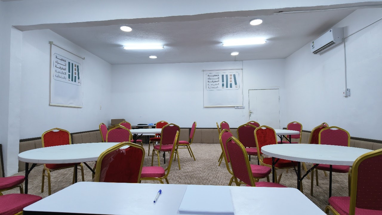 قاعة المناسبات بالطاولات المستديرة